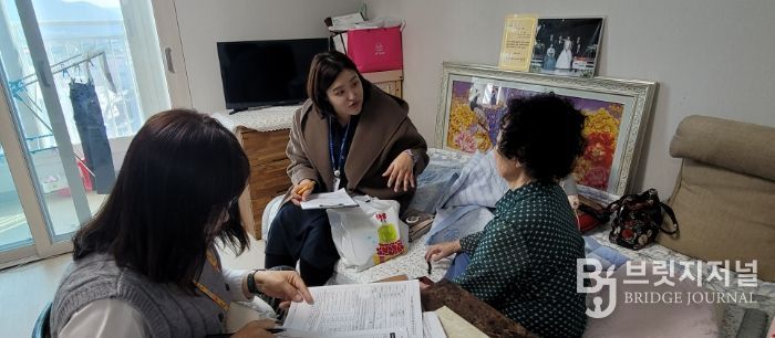 강진읍사무소 복지 담당자가 통합돌봄을 신청한 한 가구를 찾아 통합돌봄 판정 조사를 진행 중이다.