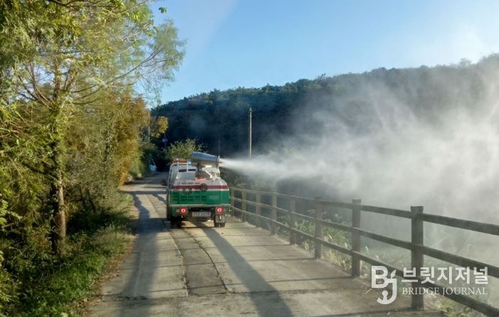 창녕군 소독차량, 철새도래지 소독 중인 모습