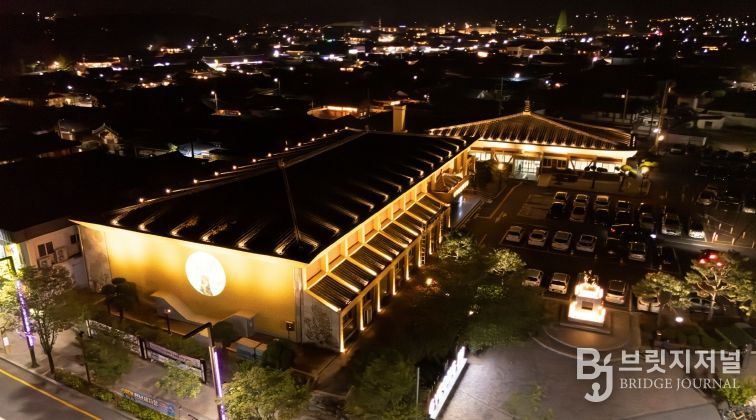 경주 서라벌문화회관 외벽에 설치된 야간경관조명이 황리단길 일대 야간 경관과 함께 밝게 빛나고 있다