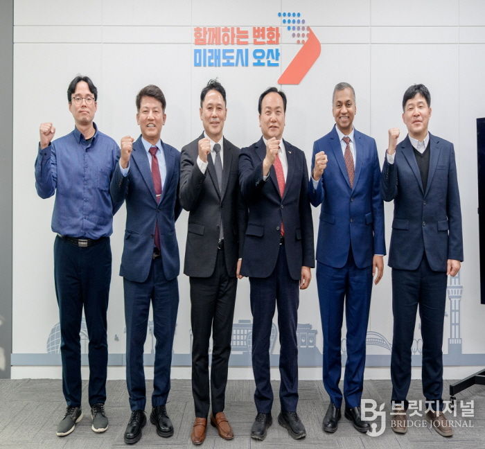 (왼쪽 두 번째부터) 박광선 어플라이드 머티어리얼즈 코리아 대표, 이권재 오산시장, 사티시 쿠푸라오 어플라이드 머티어리얼즈 반도체 운영 총괄 부사장 등이 어플라이드 컬래버레이션 센터 코리아 부지에서 현장점검 후 기념촬영을 하고 있다.