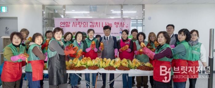 신탄진동 새마을부녀회 회원들이 20일 지역 취약계층을 위한 김장 김치를 담근 후 기념 촬영을 하고 있다