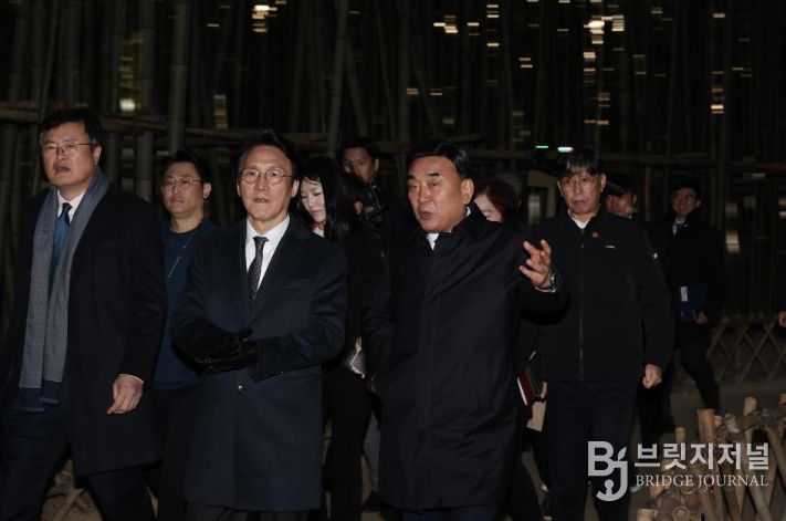 김민석 국무총리가 19일 무장애 관광수용태세 점검차 울산시 중구 태화강 국가정원을 방문, 김두겸 울산시장과 십리대숲길을 걷고 있다.