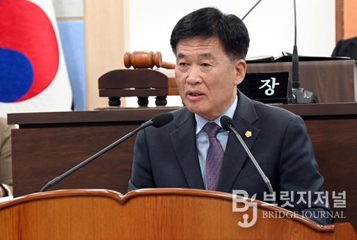 남해군의회 임태식 의원이 11월20일 제289회 제2차 정례회 제1차 본회의에서 5분 자유발언을 하고 있다.