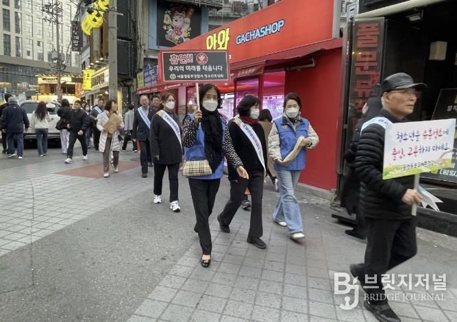 영등포역 일대에서 캠페인을 시행하는 모습