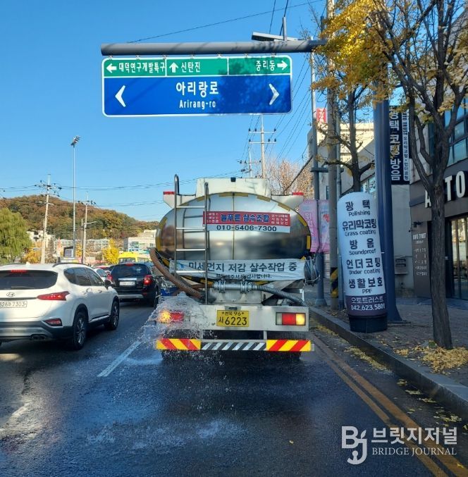 대전 대덕구가 미세먼지 저감을 위해 주요 도로에서 살수차를 운영하며 도로 재비산먼지를 제거하고 있는 모습