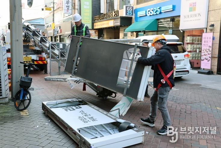 대구 중구, 폐업 간판 52개 무상 철거… 안전사고 예방·도시미관 개선 효과