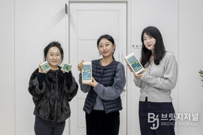 프리미엄칠곡할매쌀 제품을 직접 들어 보이는 모습