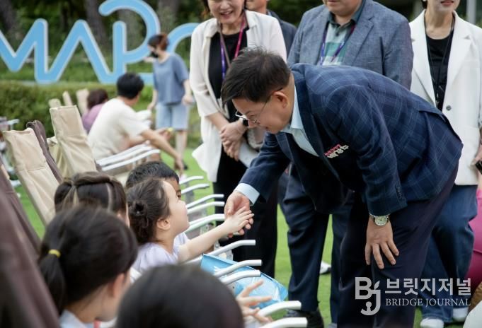 박강수 마포구청장이 엄빠랑 영화광장 행사에 참여한 어린이들과 행복한 시간을 보내고 있다.