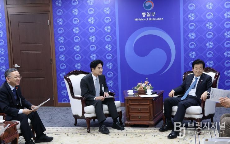 김대중 전남교육감이 지난 25일 통일부를 방문해 정동영 통일부장관과 대화를 나누고 있다.