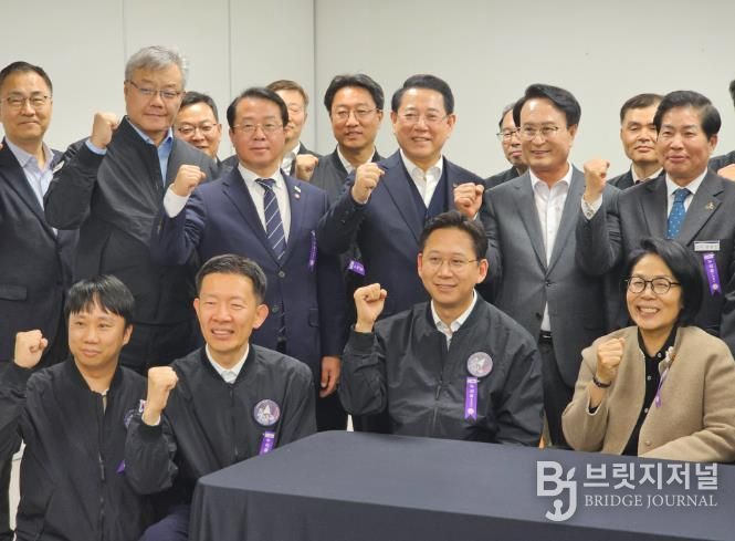 김영록 전라남도지사가 27일 새벽 고흥 나로우주센터에서 한국형발사체 ‘누리호’ 4차 발사 성공을 관계자들과 축하하고 있다.