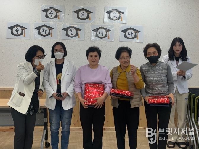 참여자들이 즐거운 모습으로 단체촬영을 하고 있다.