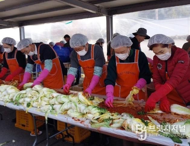 곡성군 여성단체협의회가 지역 취약계층을 위해 김장을 하고 있다.