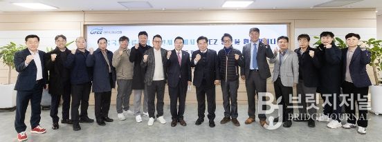 광양만권경제자유구역청 청사에서 한국국제물류협회 회원사 관계자들이 광양항 및 광양만권 산업단지 현장시찰에 앞서 구충곤 청장 등과 함께 기념촬영을 하고 있다.