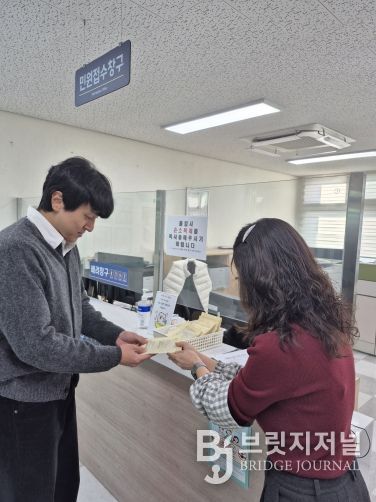 민원담당자가 민원인에게 핫팩 제공