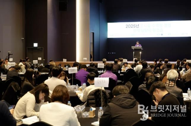 지난 27일, 자은도 씨원리조트에서 산림청이 주최한 ‘2025년 도시숲·수목원·정원 정책 담당자 워크숍’을 진행하고 있다.