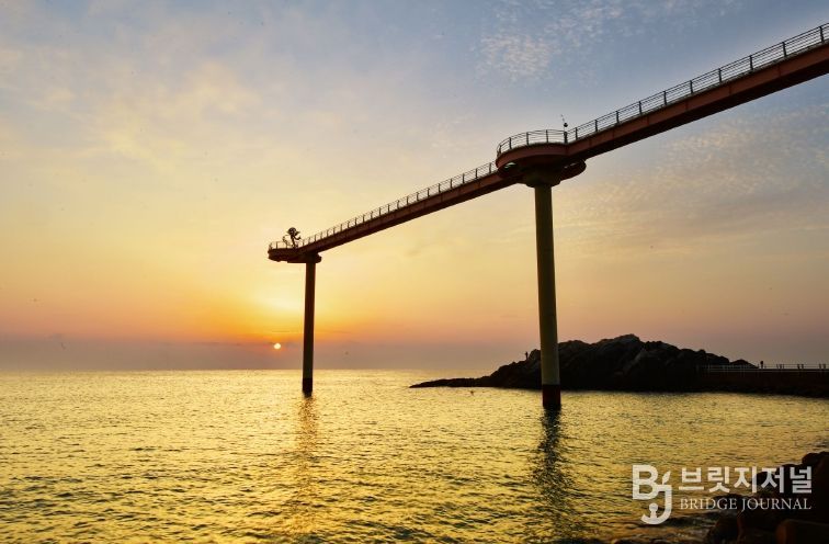 비단결 바다 위에 내린 첫 빛, 후포 등기산스카이워크