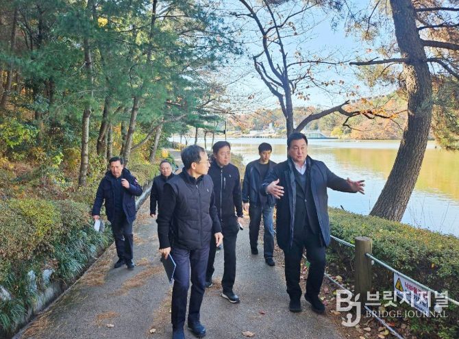 안대룡 교육위원장, 문수호반광장 ‘청춘의 못’ 보행로 야간 안전 점검