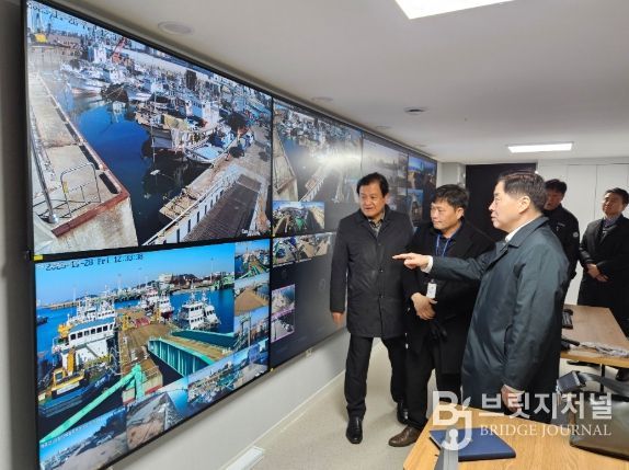 인천항만공사 이경규 사장이 ‘인천항 통합관제 시스템’을 점검하고 있다 / 사진 제공 = 인천항만공사