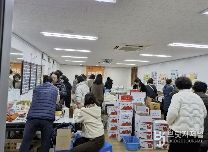 엄마줌마 알뜰장터 및 작품 전시회 현장 모습