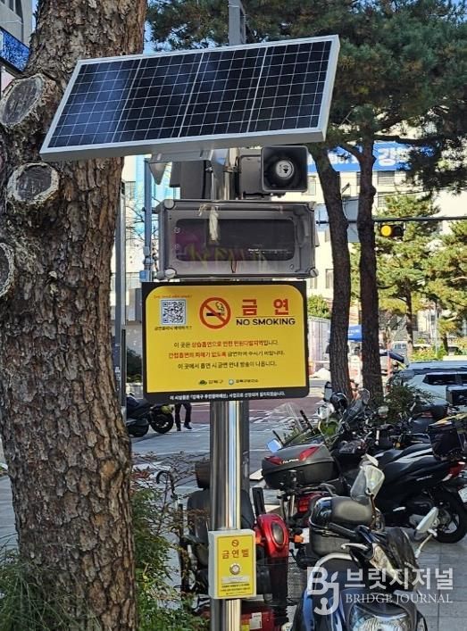 강북구청 앞 광장에 금연벨이 설치된 모습