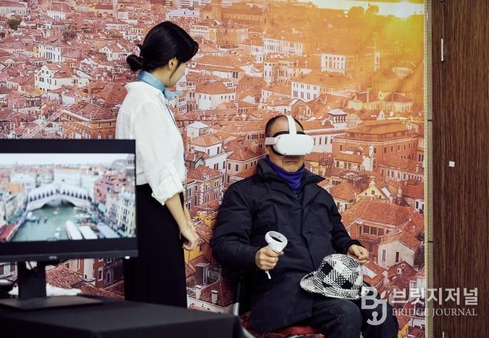 용산구가 관광약자를 위해 운영한 ‘글로벌 VR 여행 체험 프로그램’에서 한 주민이 가상 여행을 체험하고 있다.