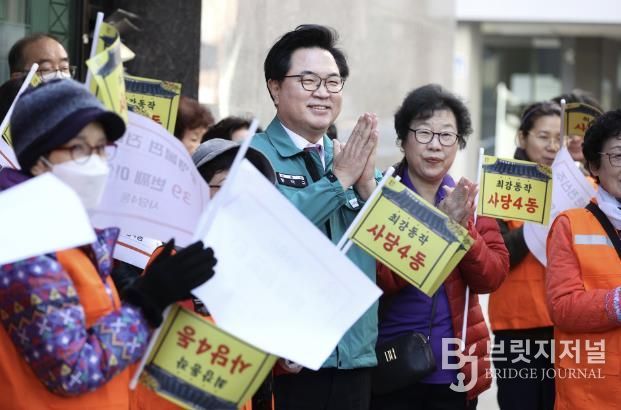 박일하 동작구청장이 지난달 10일, 서울 동작구 사당4동의 이면도로에서 로에서