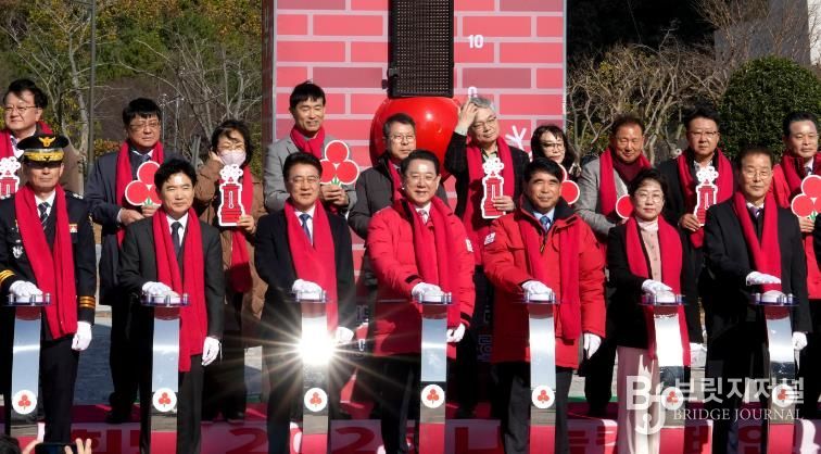 김영록 전라남도지사가 1일 전남도청 광장에서 열린 ‘희망 2026 나눔캠페인’ 출범식 및 사랑의 온도탑 제막식에서 참석자들과 사랑의 온도 올리기 퍼포먼스를 하고 있다.