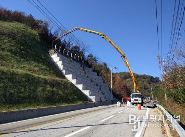 월오가덕로서 급경사지 공사