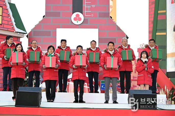 오세훈 서울시장이 1일 광화문광장에서 열린 ‘희망2026 나눔캠페인 출범식’에서 온도탑 점등 퍼포먼스에 참여하고 있다.