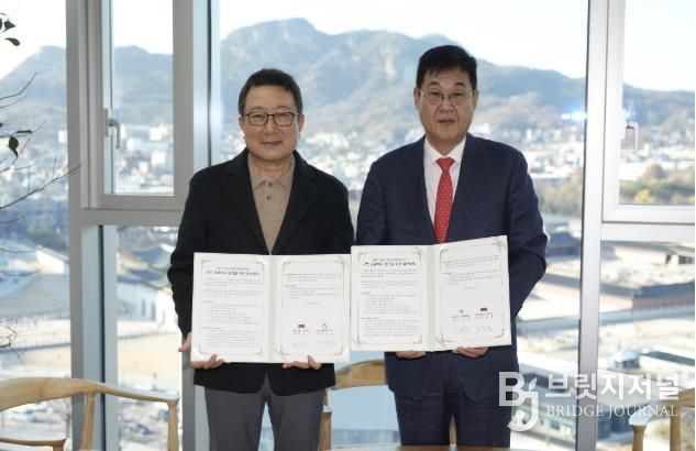 이옥원 (사)미래경제교육네트워크 이사장(좌)과 정문헌 종로구청장(우)