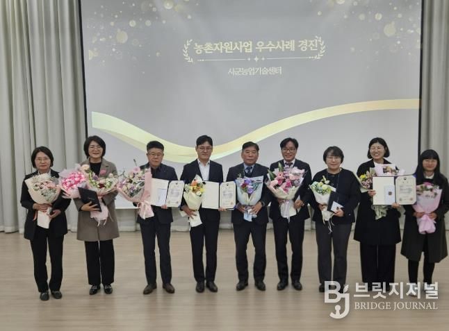 단체사진 : 왼쪽 3번째 문정모 함평군 농업기술센터 소장왼쪽 5번째 권철희 농촌진흥청 농촌지원국장