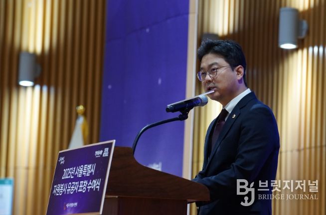 '2025년 자원봉사 유공자 표창 수여식'에서 축사하는 장태용 행정자치위원장