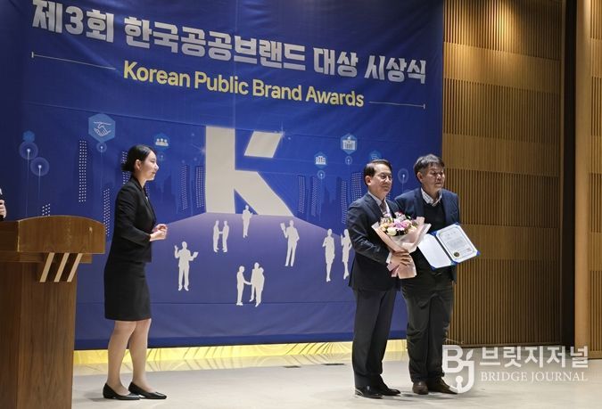 신대현 서울아리수본부 부본부장(가장 오른쪽)이 제3회 한국공공브랜드 대상에서 종합대상을 수상한 후 기념촬영을 하고 있다.