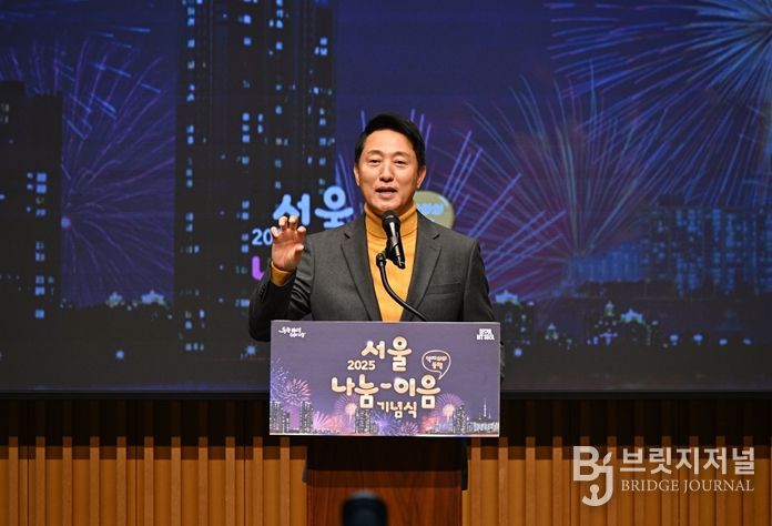 오세훈 서울시장이 2일 서울시청 다목적홀에서 개최된 '제1회 서울 나눔-이음 기념식'에서 축사하고 있다.