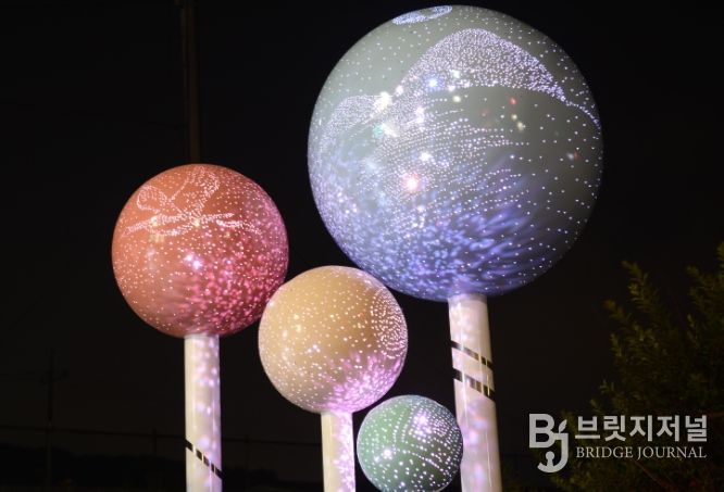 심학산 빛의 거리에 설치된 미디어아트 조형물