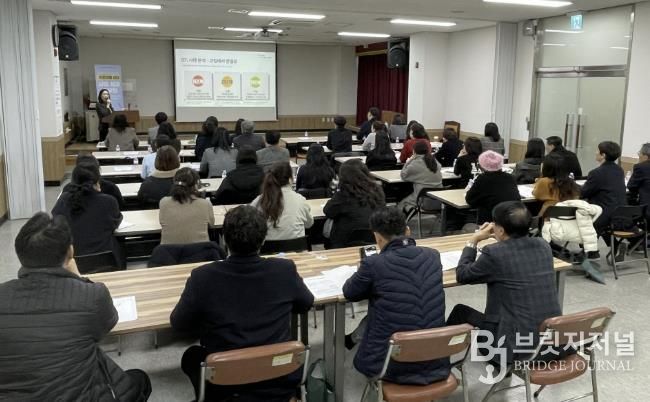 동 지역사회보장협의체 위원 등 실무자들이 2일 안산시청 대회의실에서 사회적고립예방을 위한 ‘중장년 발굴·지원 사업’ 3개년 성과 보고 간담회를 진행하고 있다.
