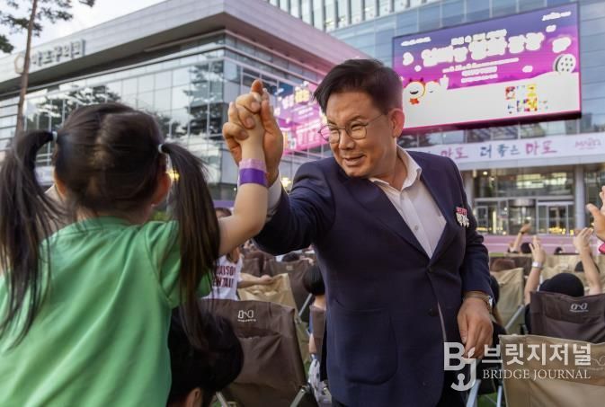 박강수 마포구청장이 엄빠랑 영화광장 행사에 참여한 어린이들과 인사를 하고 있다.