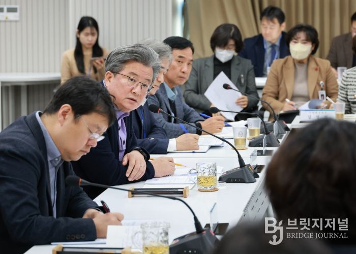 정용래 유성구청장이 3일 오전 확대간부회의를 주재하고 있다