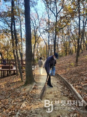 범어동 주민 이범일(69세) 씨가 범어공원에서 ‘시민 자율 빗자루’를 이용해 낙엽을 치우고 있다.
