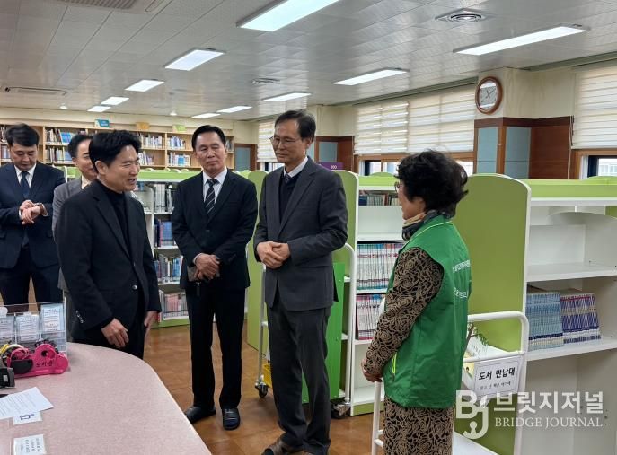 김대중 전남교육감이 순천대석초에서 활동 중인 선배교직원 자원봉사자를 격려하고 있다.