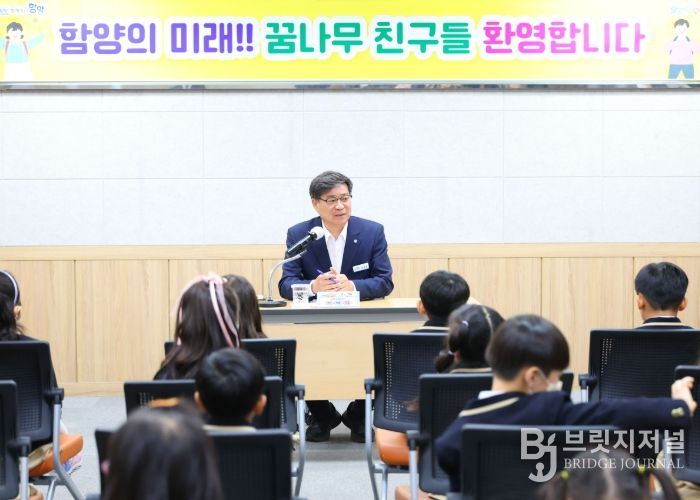 함양군은 12월 2일 군청 소회의실에서 꿈나무유치원 원아 31명과 교사 4명이 군청을 방문해 ‘군수와의 만남’ 시간을 가졌다고 밝혔다.