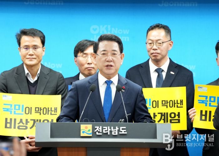 김영록 전라남도지사가 3일 도청 브리핑룸에서 ‘12·3 불법 비상계엄 저지 1주년’ 대도민 성명문을 발표하고 있다.