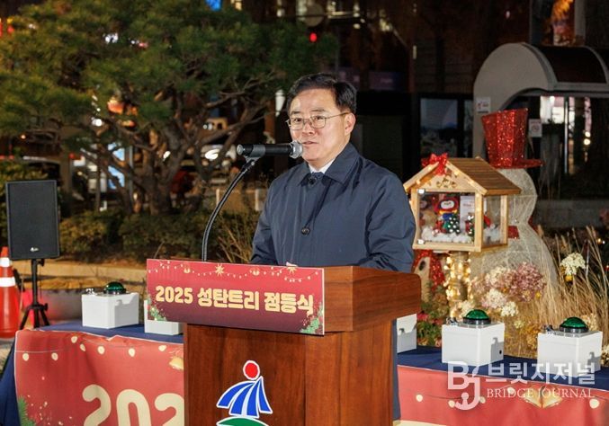 진교훈 서울 강서구청장이 2일 오후 5시 30분 구청 앞마당에서 연말을 맞아 열린 ‘성탄트리 점등식’에서 인사말을 하고 있다.
