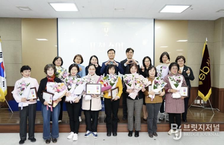 이승로 성북구청장(뒷줄 왼쪽 네 번째)과 관계자들이 기념 촬영을 하고