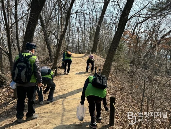 북한산둘레길 지킴이 사업 참여자들이 환경정비를 하고 있다.