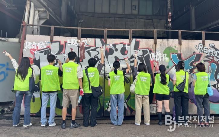 ‘반딧불이 순찰대’ 활동을 하고 있는 청년들