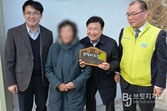 롯데케미칼㈜여수공장(본부장 김성권)과 함께 화양면 독거 어르신을 위한 ‘희망하우스 30호’를 준공하고 지난 3일 현판식을 개최했다.