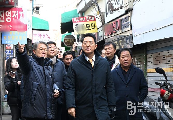 4일 오전 오세훈 시장이 세운2구역을 방문해 노후된 세운지구 현황을 살펴보고 있다.