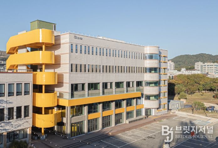 밀양소통협력공간으로 새단장을 마친 옛 밀양대 강의동(건물외부는 최대한 보존)