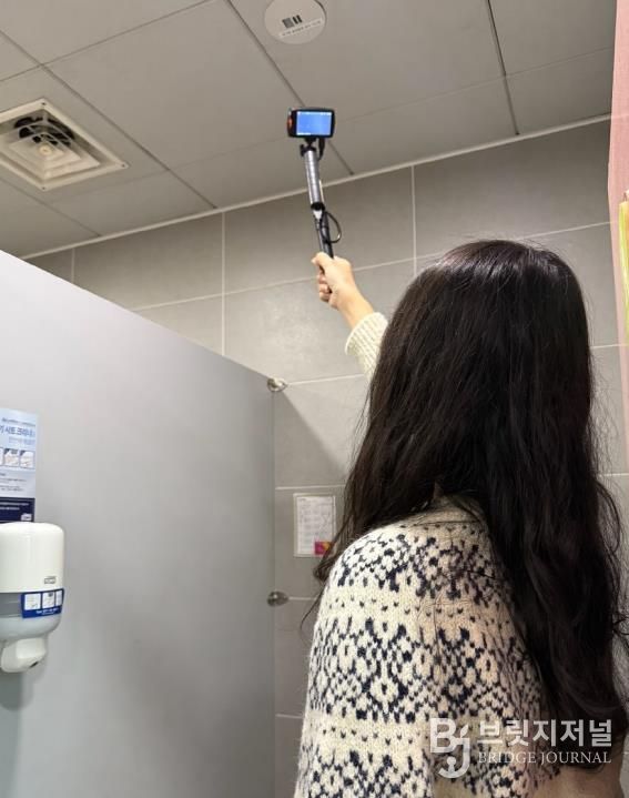 불법 촬영 탐지기로 화장실 점검을 실시하고 있다.